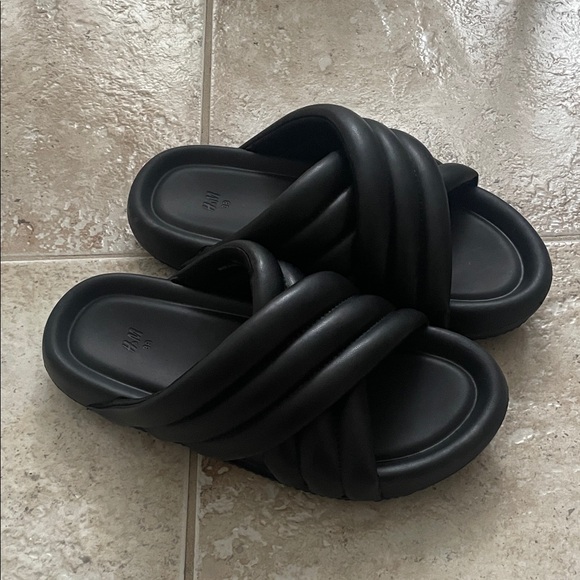 H&M black slides - Picture 1 of 4